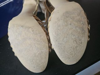 Sandalias doradas fiesta pedrería tacón