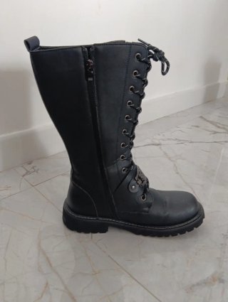 Bota alta negra de hombre con cadena y calavera