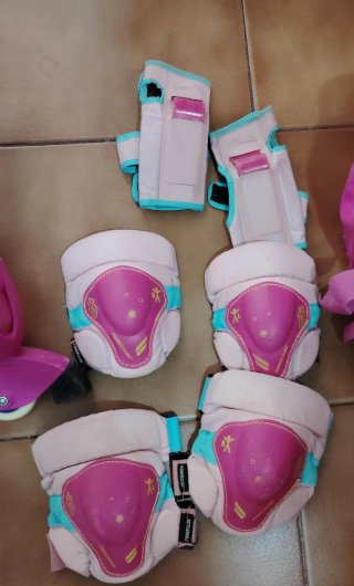 Patines en línea rosas y azules para niña