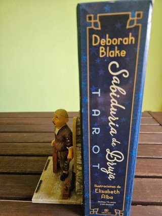 Statuetta decorativa da uomo per sostenere libri