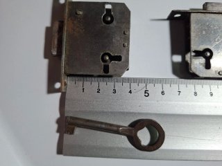 5 CERRADURAS ANTIGUAS CON LLAVE Y BOCALLAVE