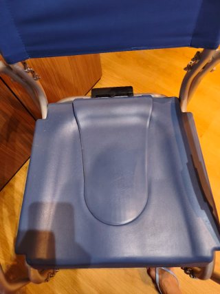 Silla ruedas para casa con recipiente debajo