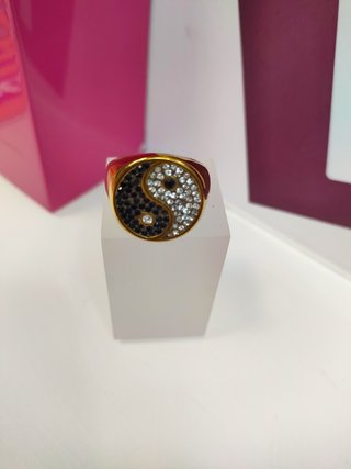 Anillo acero dorado tipo sello con simbolo de yin y yang con