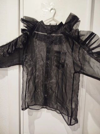 Camisa negra con volantes transparente