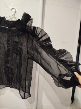 Camisa negra con volantes transparente