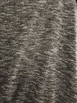 Vestido gris y negro con manga de malla