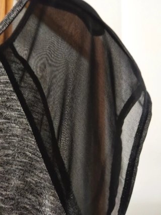 Vestido gris y negro con manga de malla