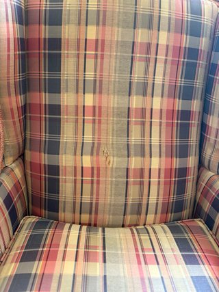 Sillón antiguo de tela y madera