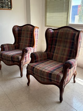 Sillón antiguo de tela y madera