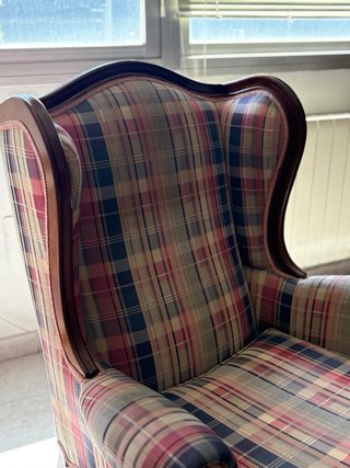 Sillón antiguo de tela y madera