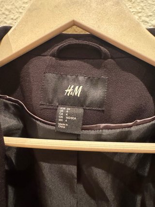 Chaqueta H&M negra con hombreras