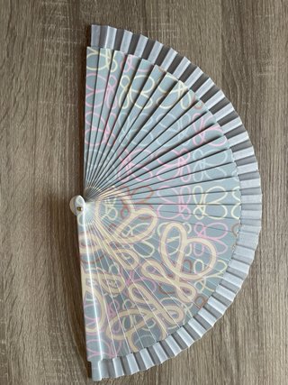 Abanico de madera con etiqueta.