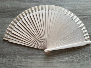 Abanico de madera con etiqueta.