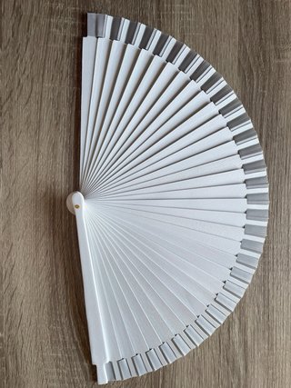 Abanico de madera con etiqueta.