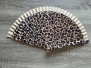 Abanico de madera con etiqueta.
