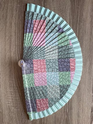 Abanico de madera con etiqueta.