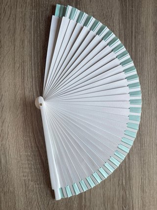Abanico de madera con etiqueta.
