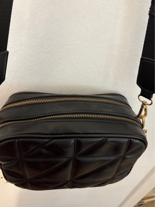 Bandolera Parfois negra acolchada