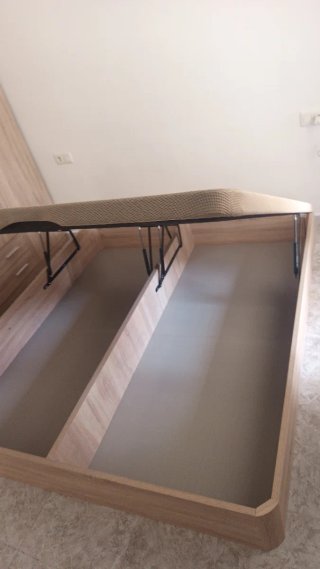 Canapé de madera y tela beige