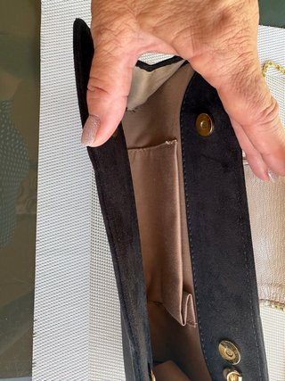 Bolso de fiesta negro con ribete dorado