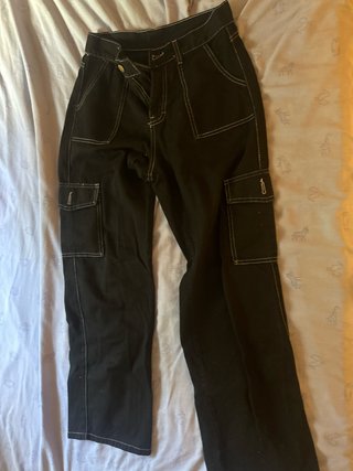 Pantalones cargo negros con costuras blancas