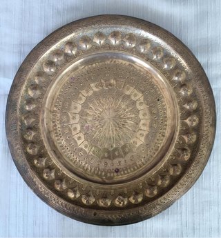 Antiguo plato limosnero de bronce