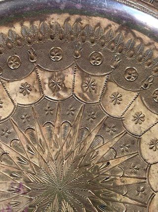 Antiguo plato limosnero de bronce