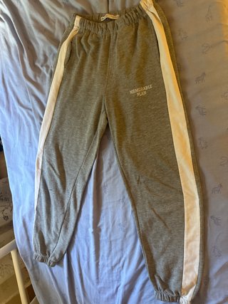 Pantalones grises con franjas blancas