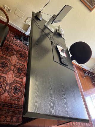 Mesa de despacho moderna con tres sillas