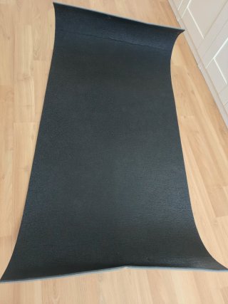 Esterilla gris para yoga o ejercicio