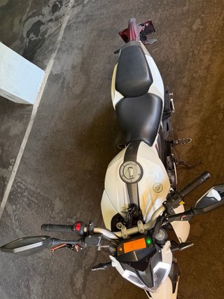 Moto Naked Blanca y Roja