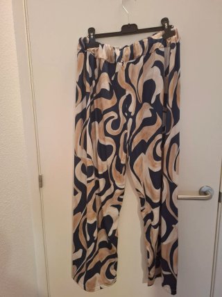 Pantalón estampado tonos azules y beige