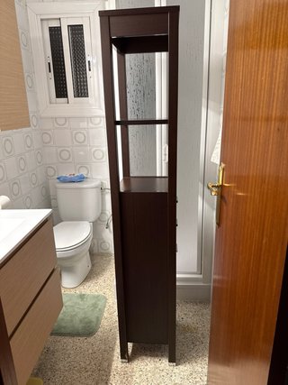 Mueble de baño estrecho madera maciza y actual.