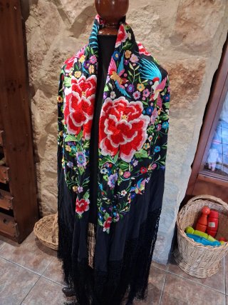 Antiguo mantón de manila seda bordado a mano.