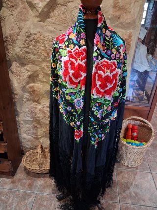 Antiguo mantón de manila seda bordado a mano.