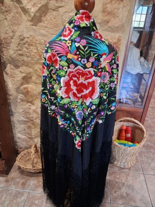Antiguo mantón de manila seda bordado a mano.