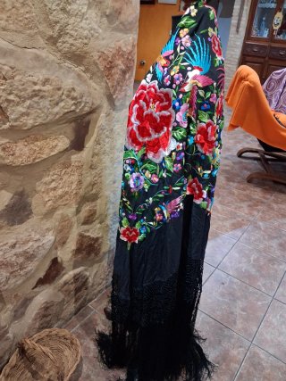 Antiguo mantón de manila seda bordado a mano.