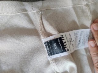 Chaleco beige con botones