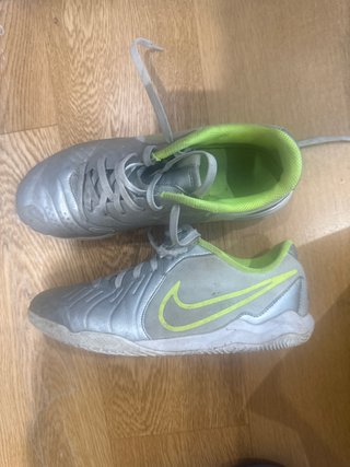 Botas de fútbol Nike plateadas y verdes