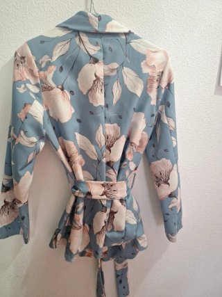 Americana floral azul y rosa