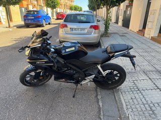Yamaha YZF r125 negra