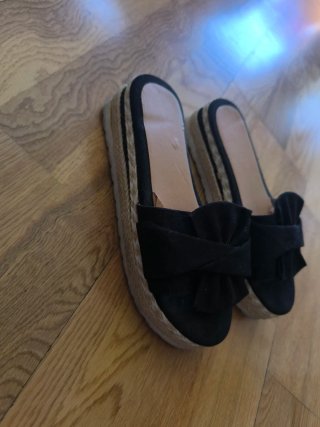 Alpargatas cuña negras con lazo