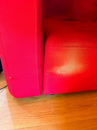 Sofá rojo de tela