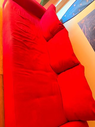 Sofá rojo de tela