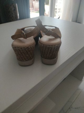 Cuñas beige y amarillas