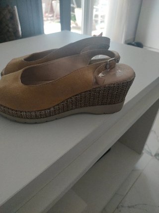 Cuñas beige y amarillas