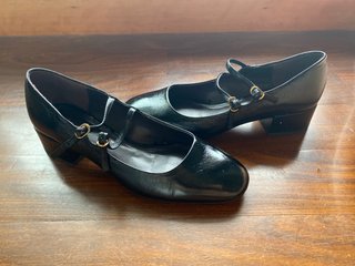 Zapatos charol tacón negros