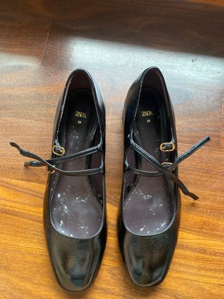 Zapatos charol tacón negros