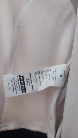 Vestido negro y blanco con plumas
