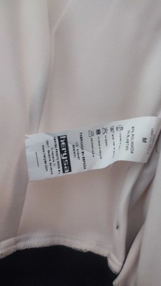 Vestido negro y blanco con plumas